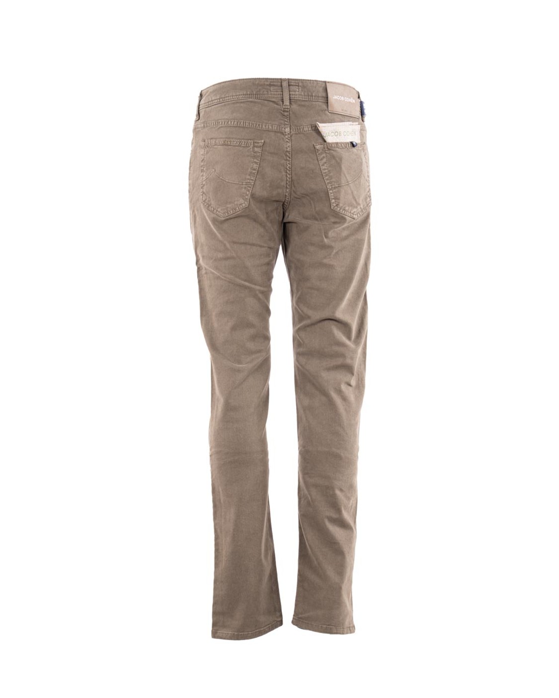 shop JACOB COHEN  Pantalone: Jacob Cohen pantaloni 5 tasche Bard.
Regular-slim fit.
Vita media.
Tessuto diagonale di lyocell e cotone stretch tinto in capo tortora.
Salpa in pelle scamosciata marrone e panna con pattern a laser. Logo ricamato.
Bottone smaltato opaco con motivo circolare e logo 3D, finitura terra.
Include bandana con stampa mosaico e rocchetto di filo.
Patta interna ricamata con nome del pantalone e citazione del fondatore.
Composizione: 49% lyocell, 49% cotone, 2% elastan/spandex.
Made in Italy.. QE004 S4216-R40 number 8541417